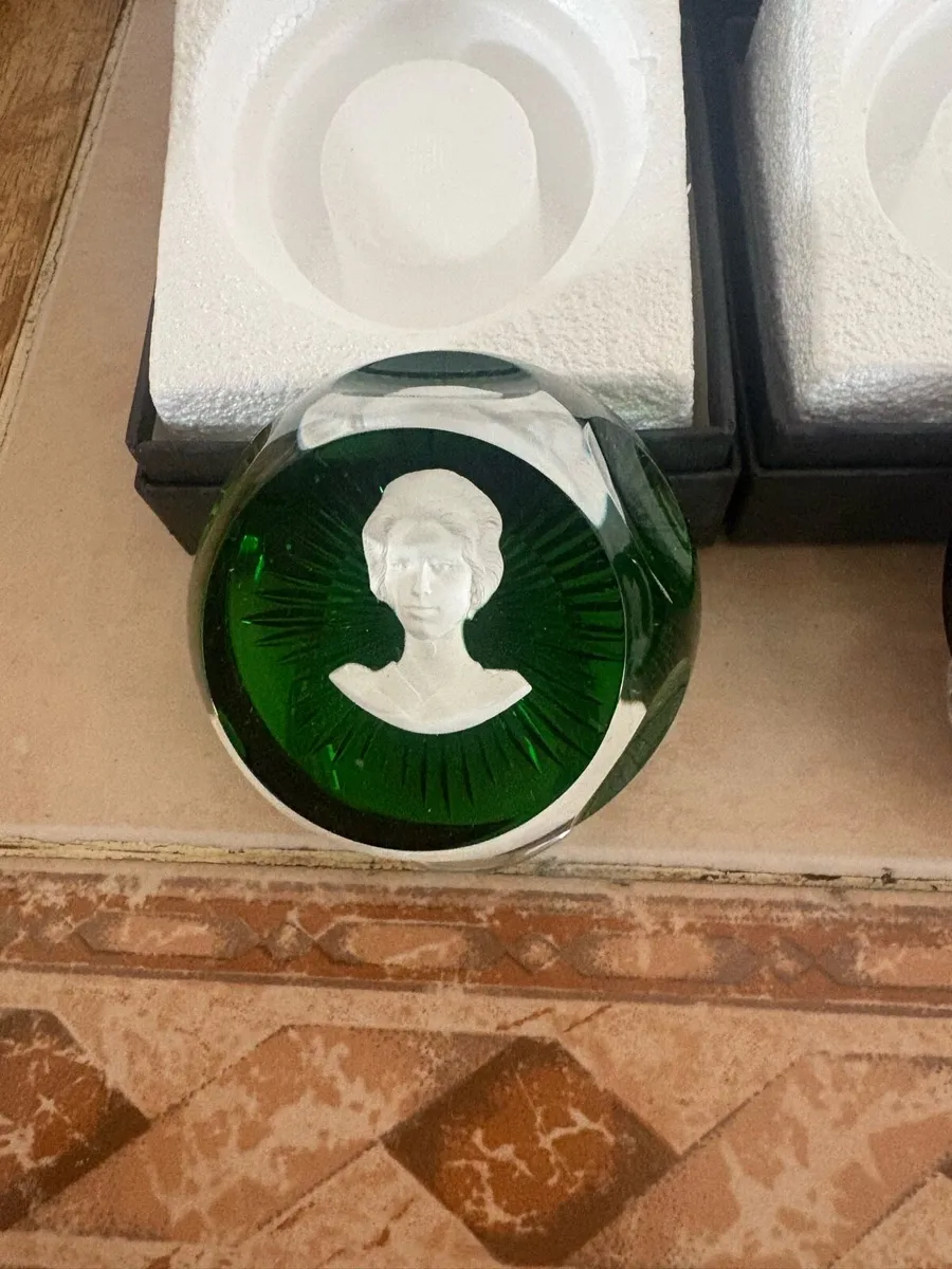 4 pinches baccarat commemorative paperweights - Image 4