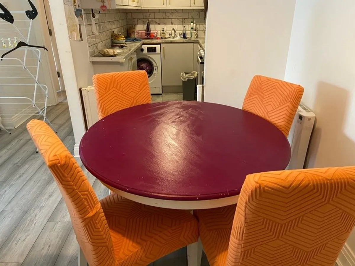 round table and chairs - Image 1