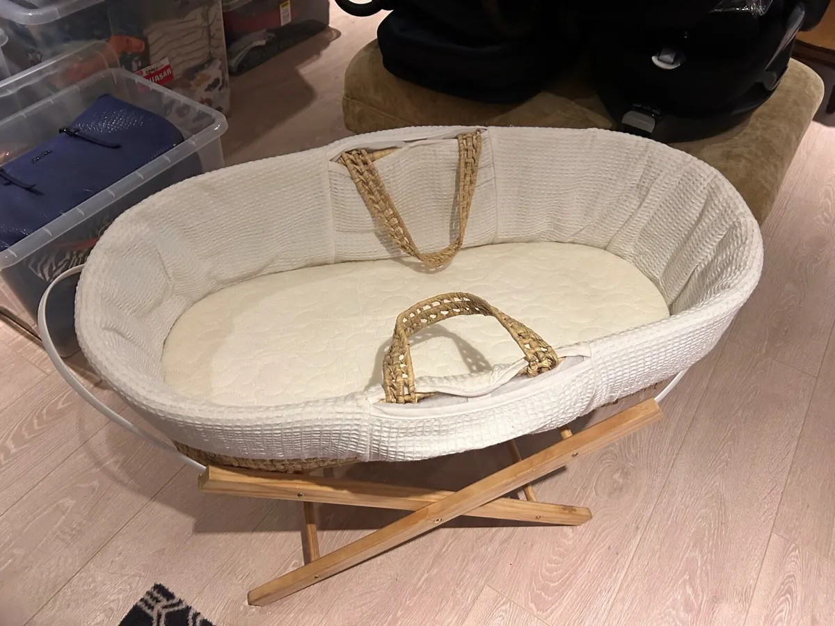Moses Basket, 2 mattresses, 3 sheets & protector - Image 2