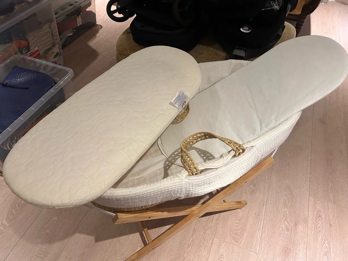 Moses Basket, 2 mattresses, 3 sheets & protector - Image 4