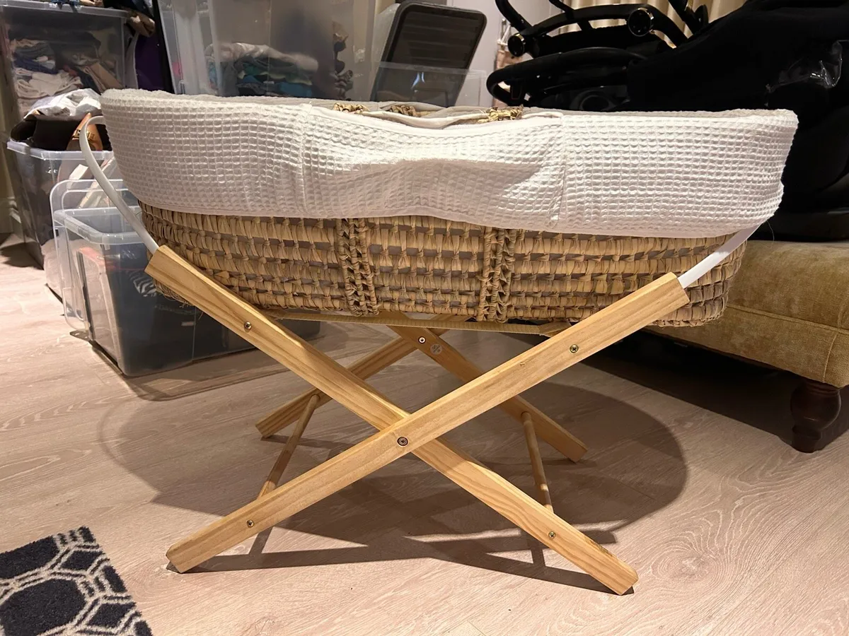 Moses Basket, 2 mattresses, 3 sheets & protector - Image 3
