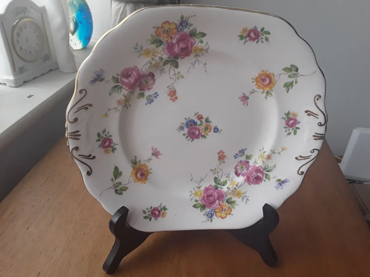 One small cake plate suitable for matching up - Image 1