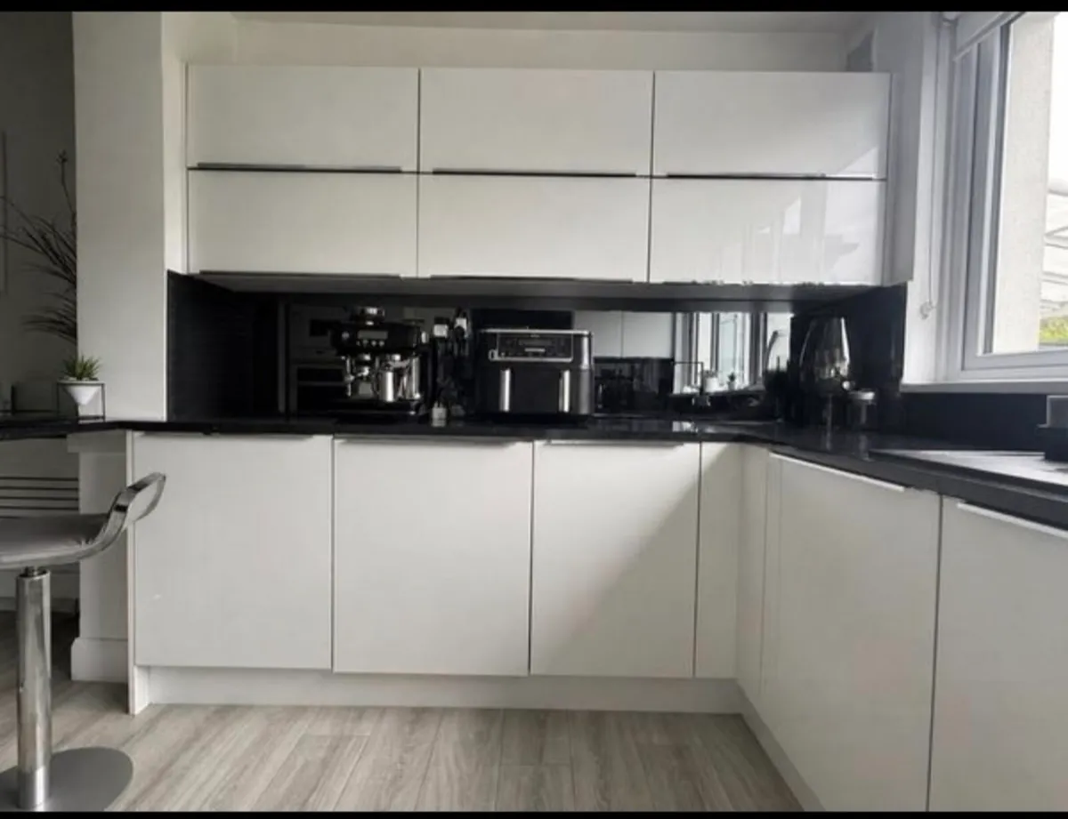 White high gloss kitchen - Image 2