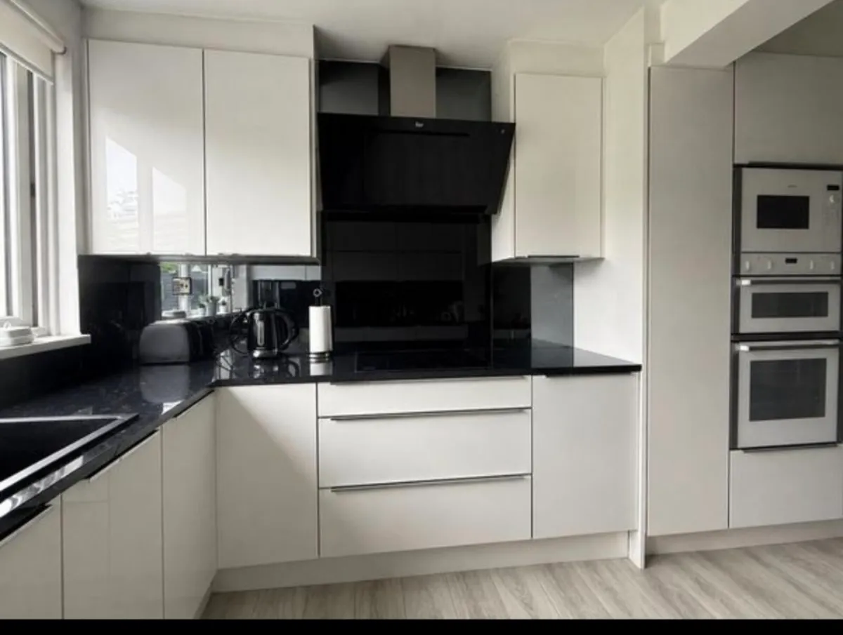 White high gloss kitchen - Image 3