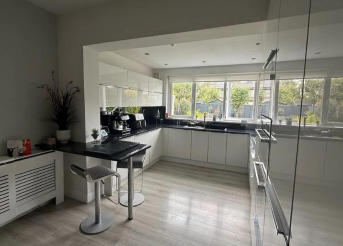 White high gloss kitchen - Image 4