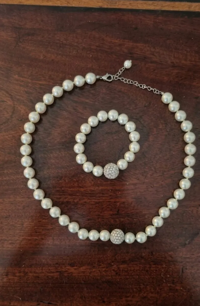 Cream Pearl Necklace and Bracelet - Image 1