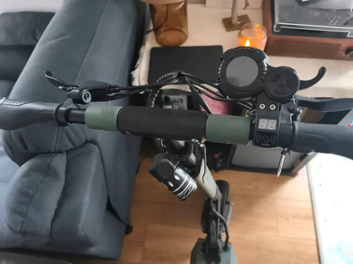 Vsett 8 E-scooter For Sale - Image 3