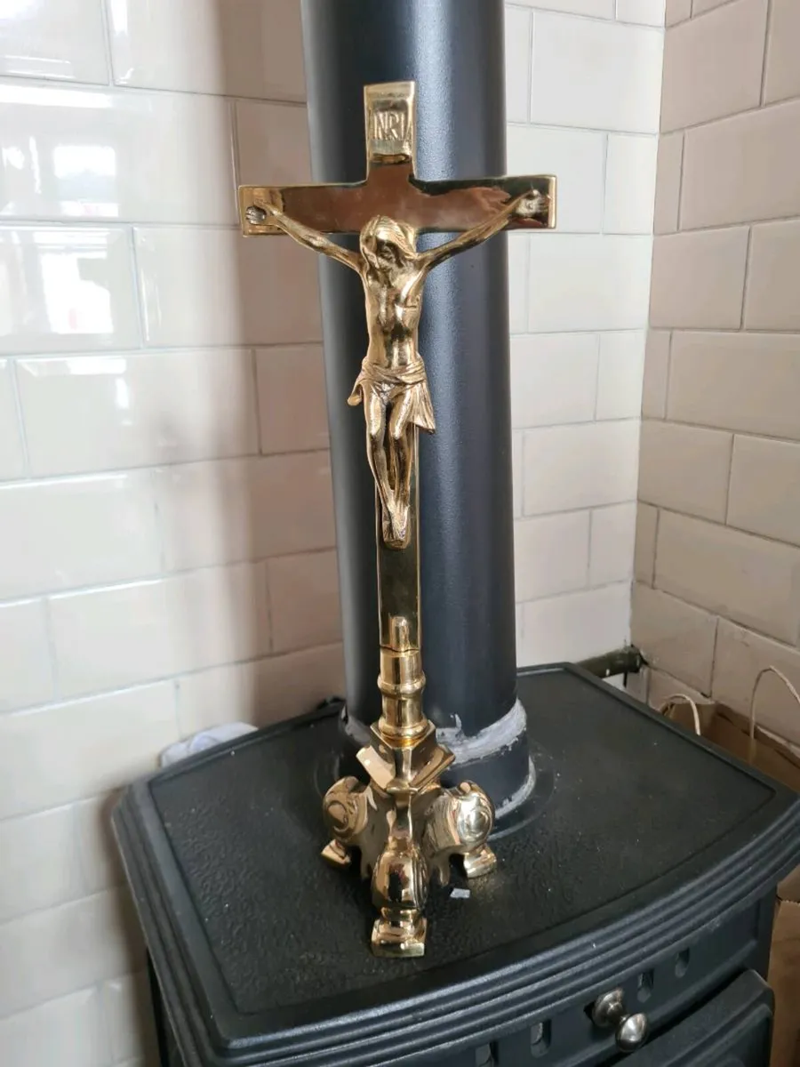 Brass crucifix - Image 1