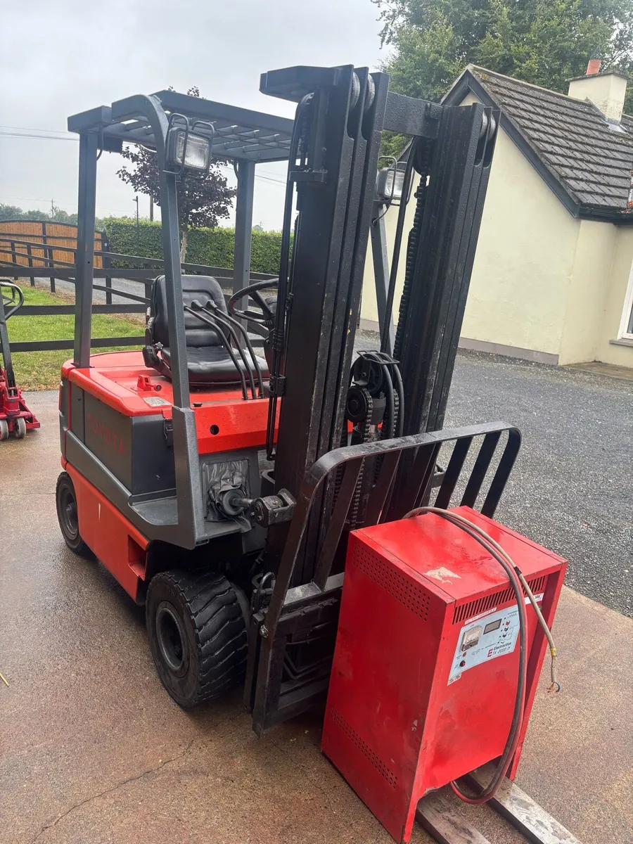 Forklift - Image 3