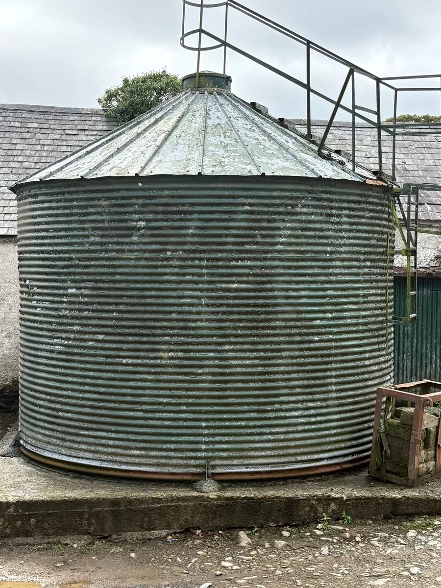 Grain Silo Bin with Air Compressor - Image 1