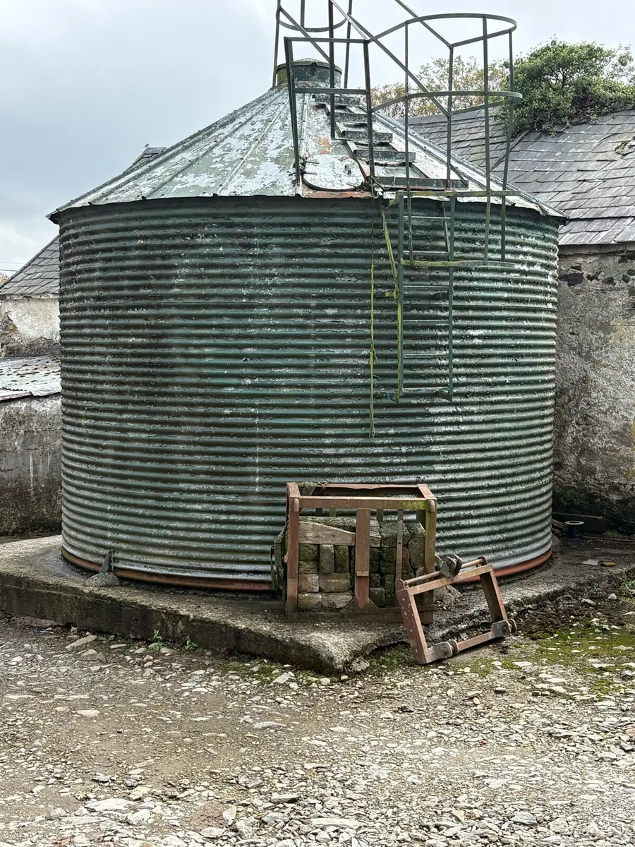 Grain Silo Bin with Air Compressor - Image 2