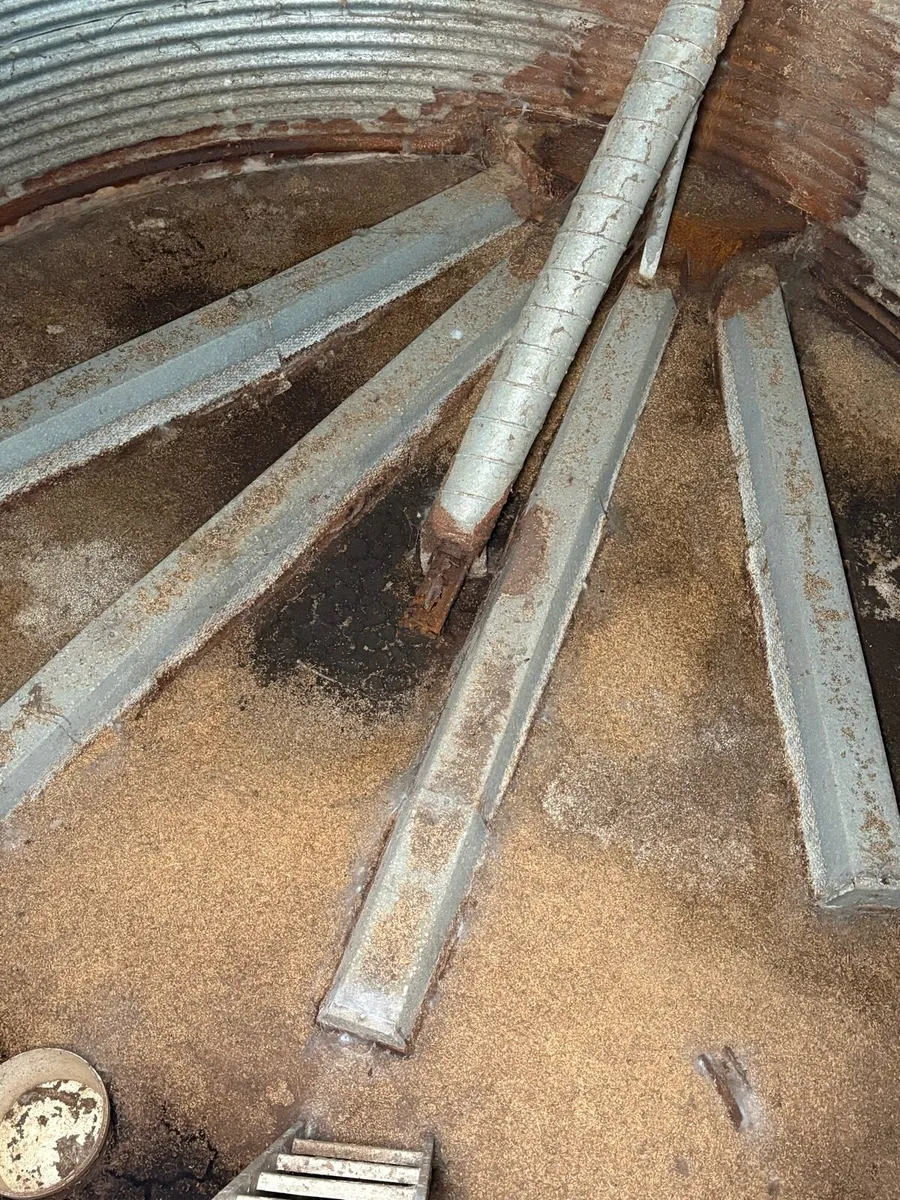 Grain Silo Bin with Air Compressor - Image 3