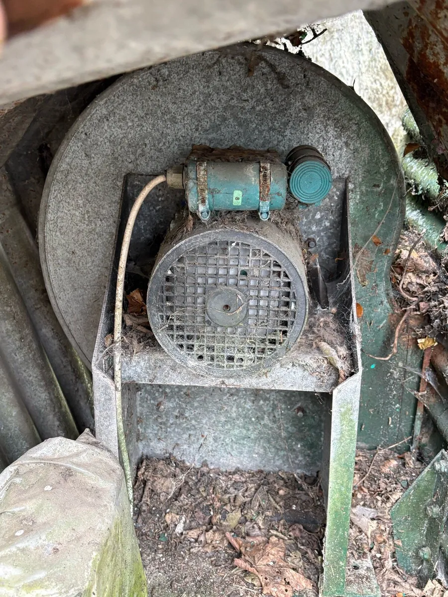 Grain Silo Bin with Air Compressor - Image 4