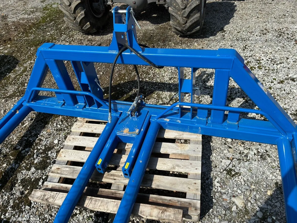 Bale handlers - Image 1