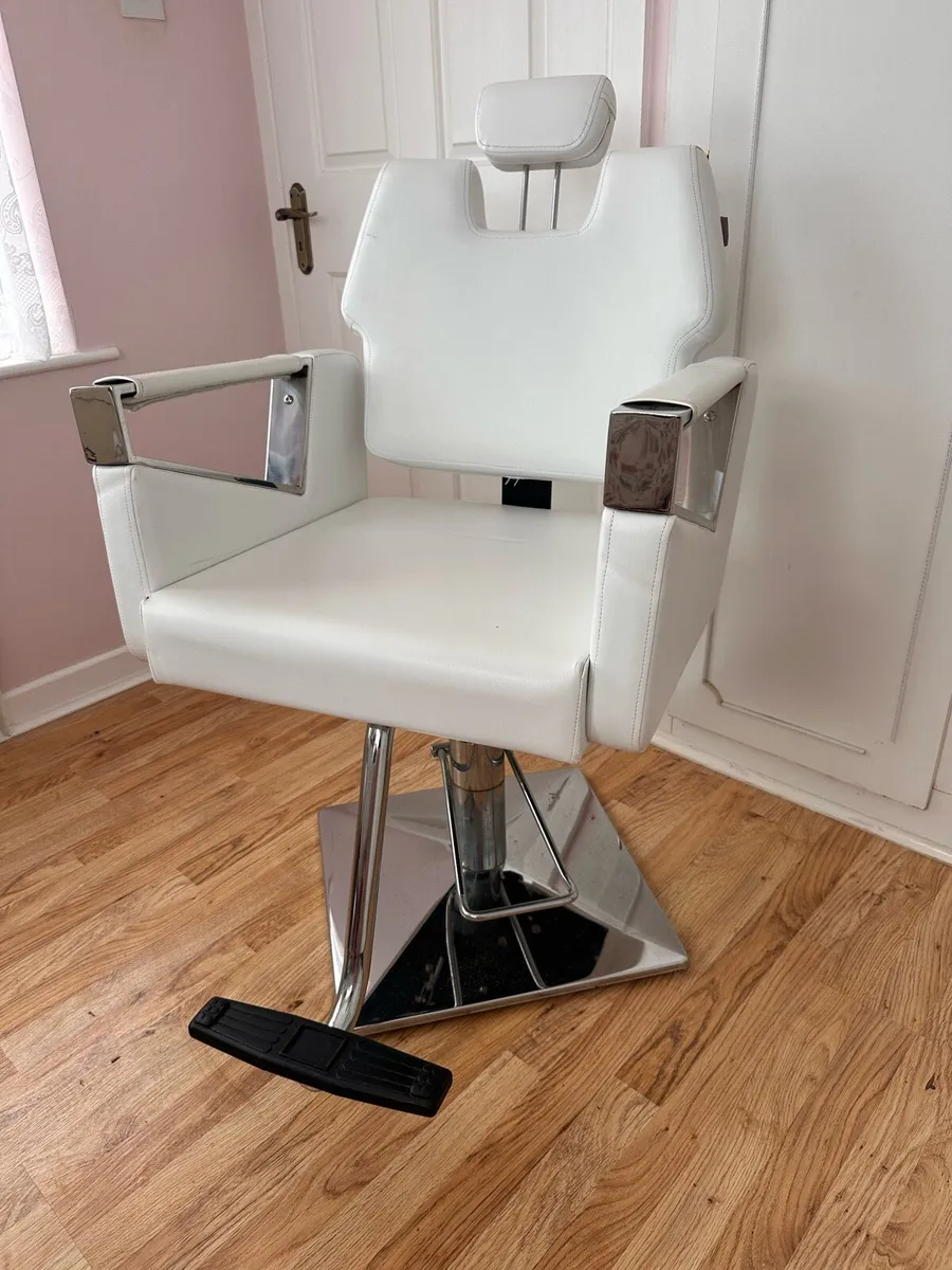 Reclining salon chair - Image 1