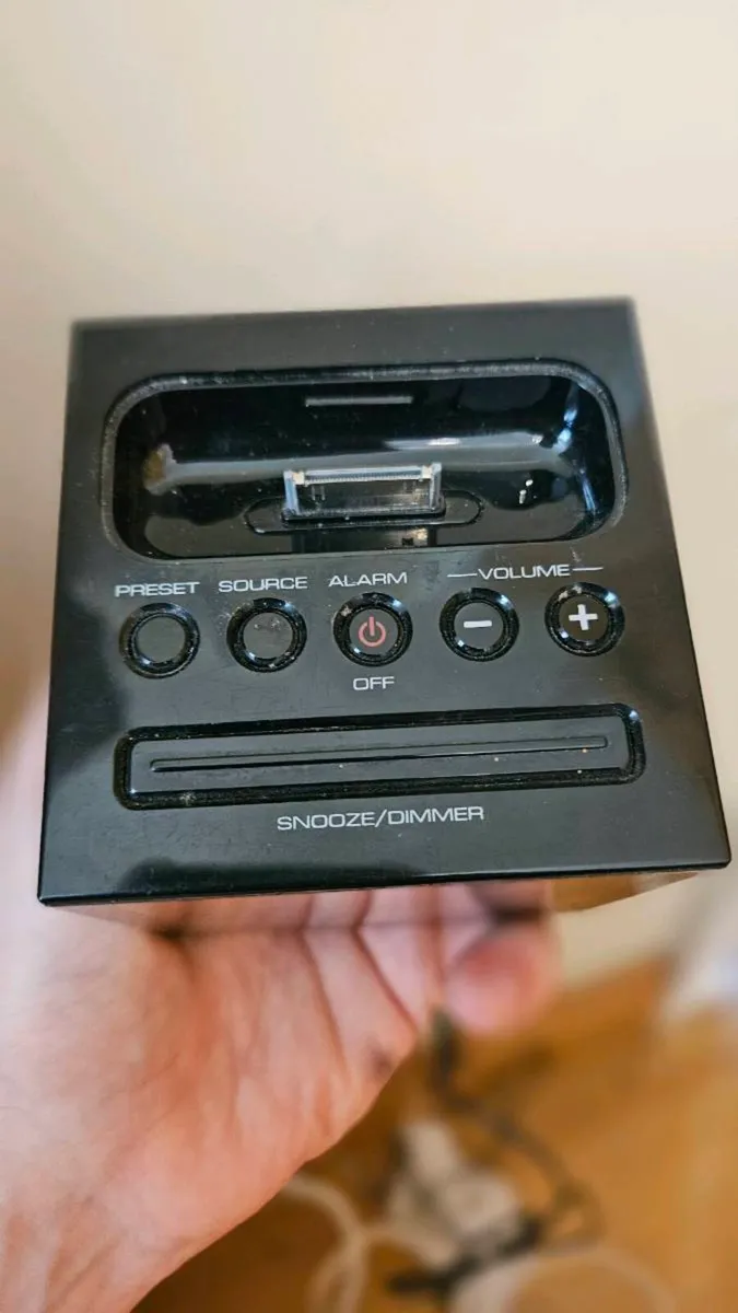 Gear4 ReNew SleepClock iPhone/iPod Dock Alarm Cloc - Image 3