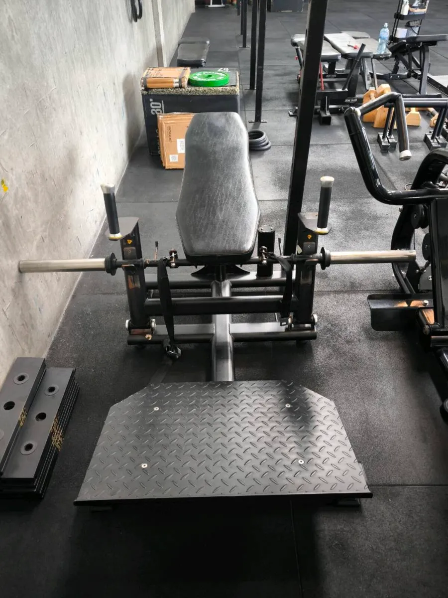 Plate loaded hip thrust - Image 1