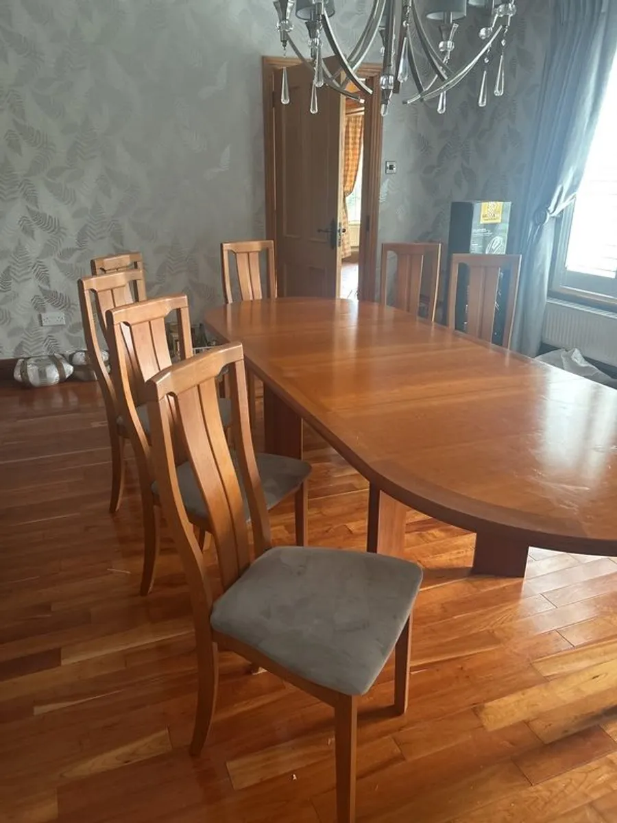 Dining room table and 10 chairs extension leafs at 170, 220 and 270 out fully - Image 2