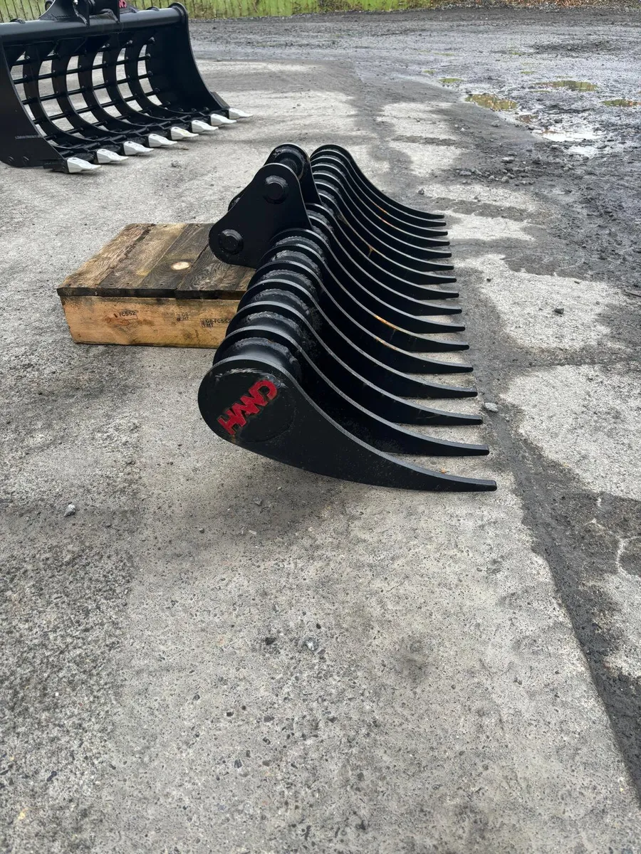 Hand Engineering Lawn Rake - Image 2