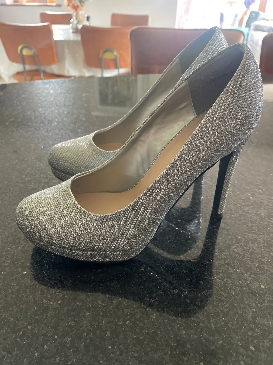 Silver glitter heal shoes size 5 - Image 1