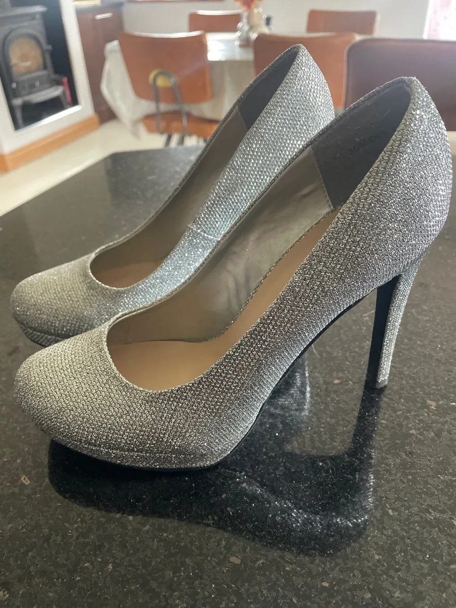 Silver glitter heal shoes size 5 - Image 3