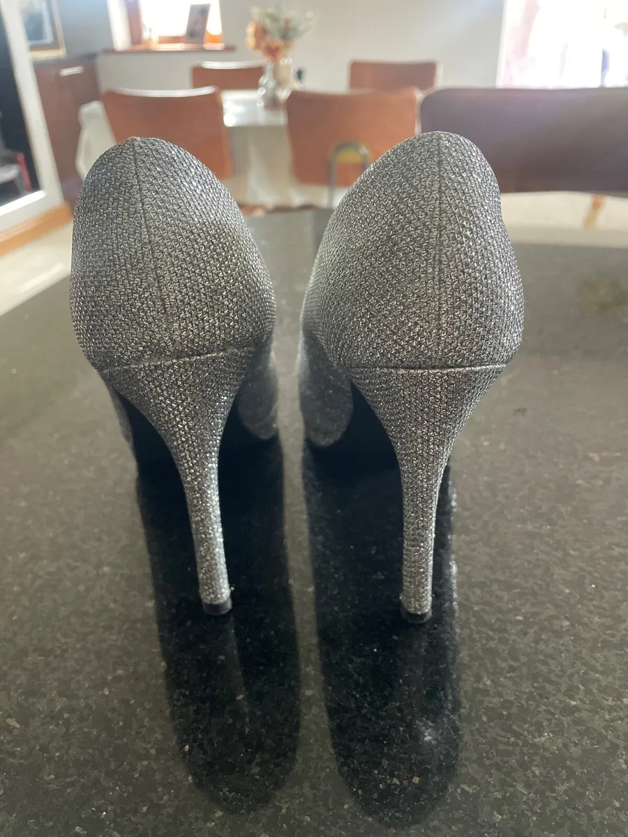 Silver glitter heal shoes size 5 - Image 4
