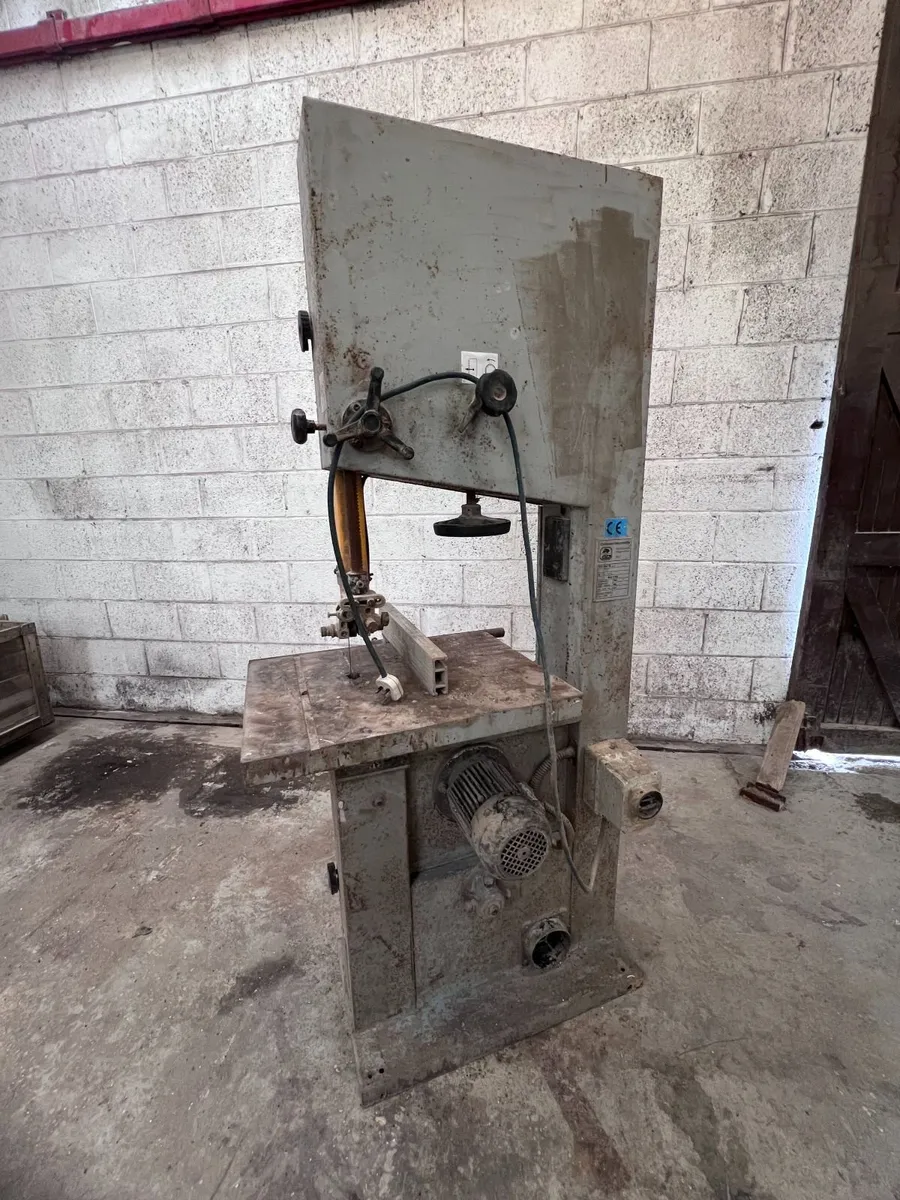 Floor-standing vertical band saw - Image 1
