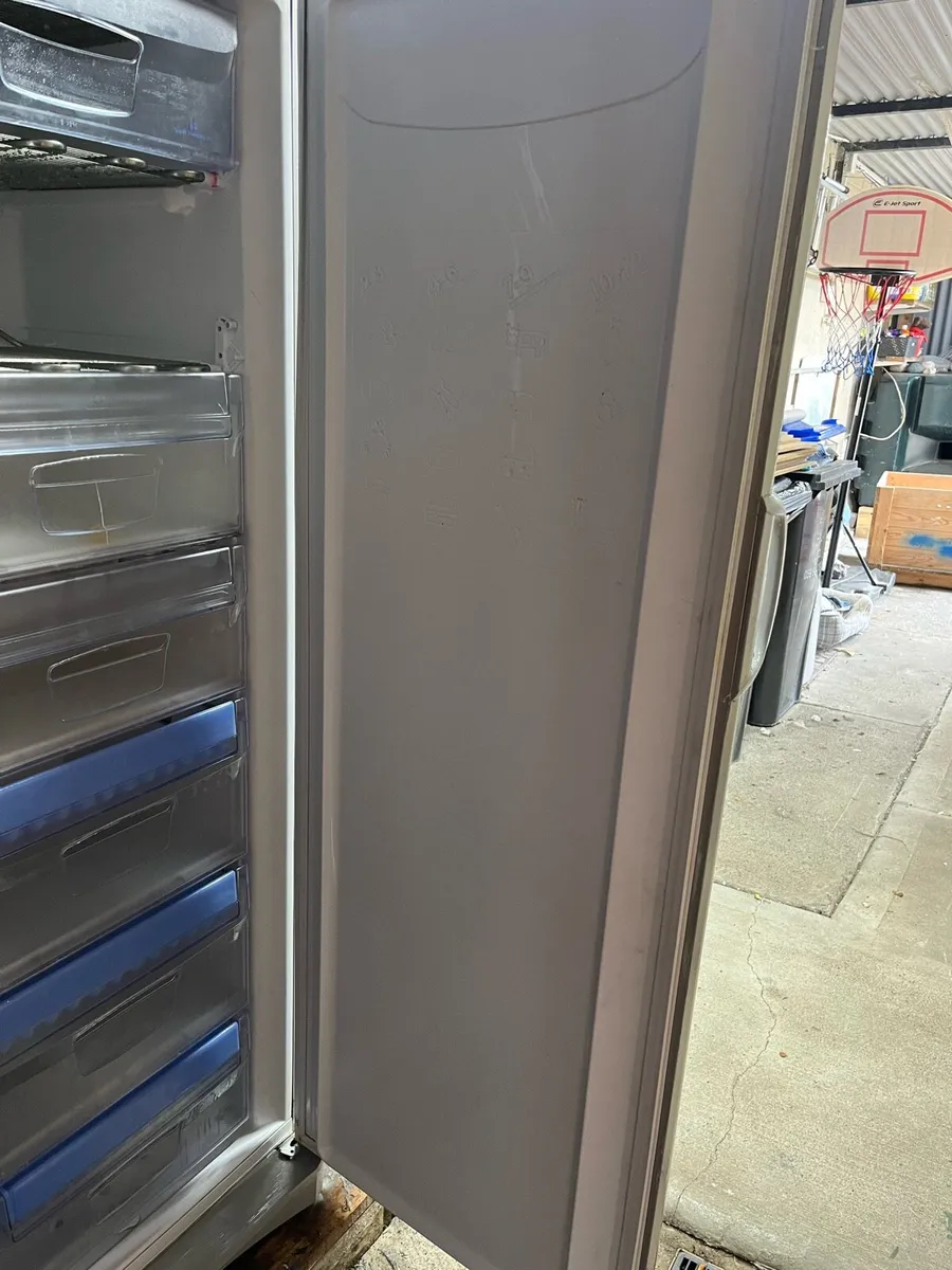 Freezer tall indesit - Image 1