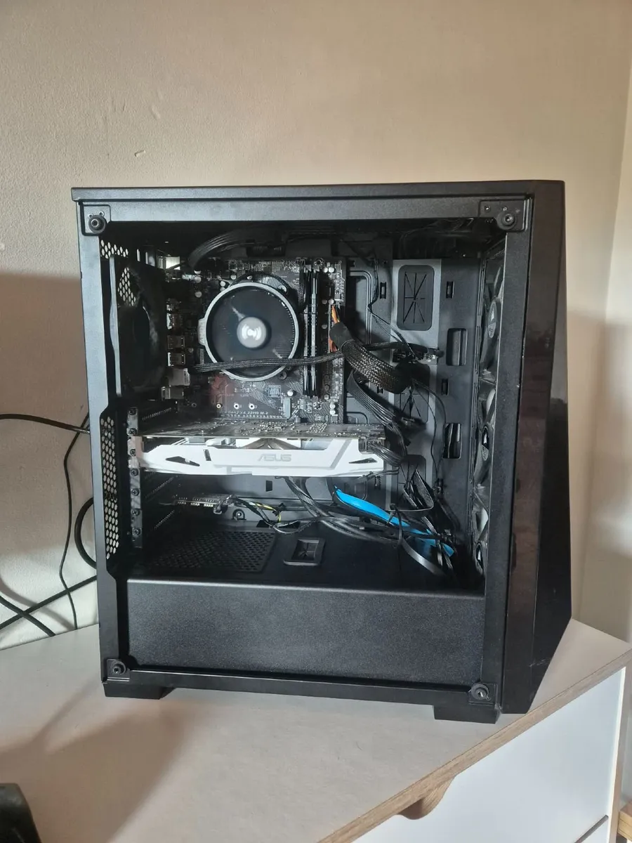 Gaming PC with Corsair keyboard and mouse - Image 2