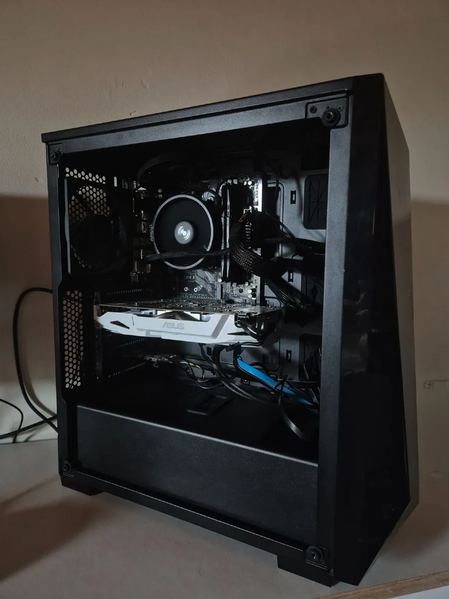 Gaming PC with Corsair keyboard and mouse - Image 3