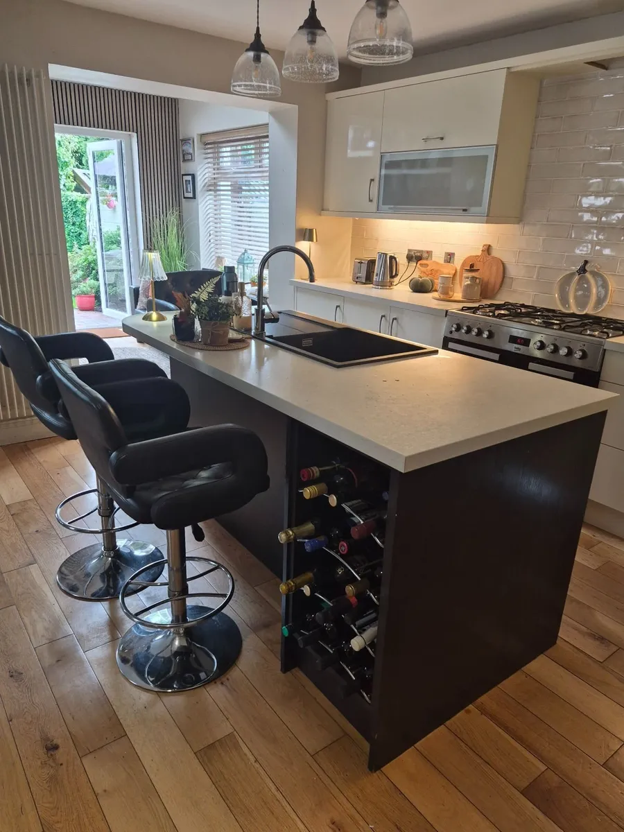 Kitchen Island - Image 1