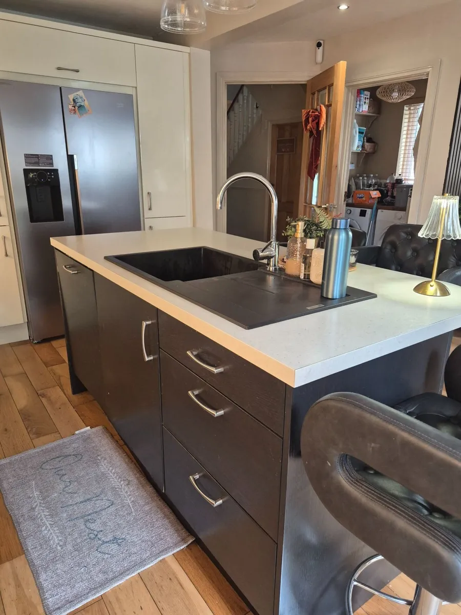 Kitchen Island - Image 4