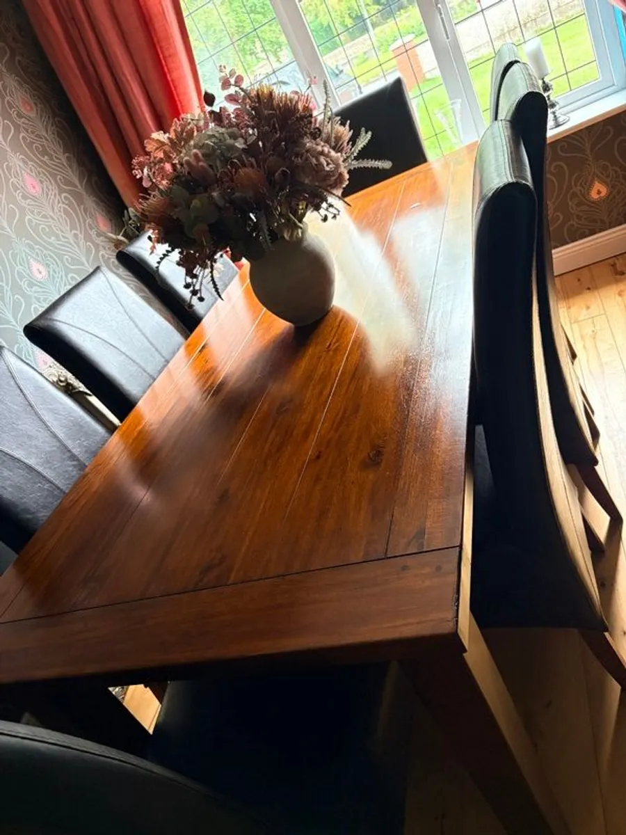 Stunning Solid Mahogany Dining Table & 8 Leather Chairs - Image 4