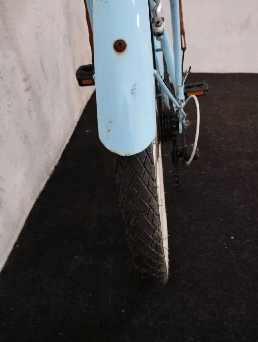 Girls 24inch bike - Image 3