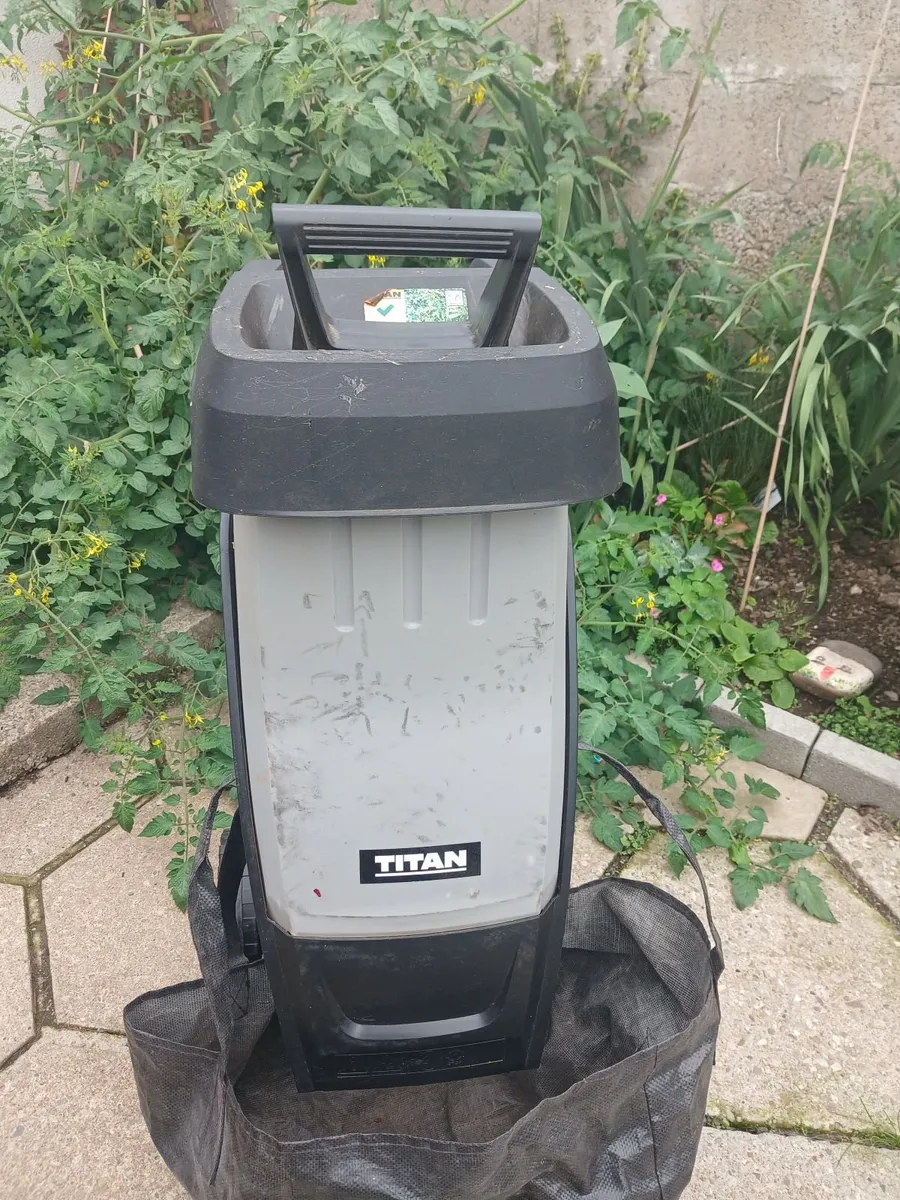 Titan TTB939SHR 2400W 80kg/hr Impact Shredder 220- - Image 1