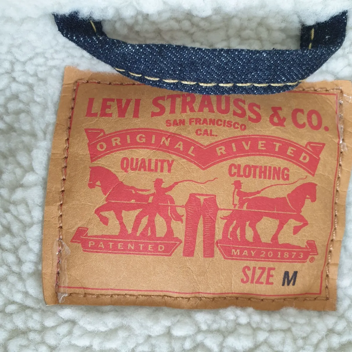 Levi's sherpa lined trucker denim jacket size M - Image 3
