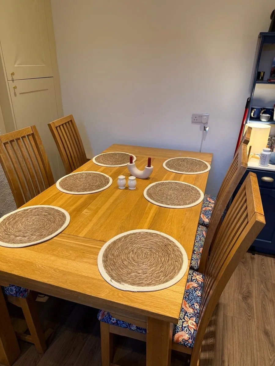 Solid oak dining table & 6 reupholstered chairs - Image 4