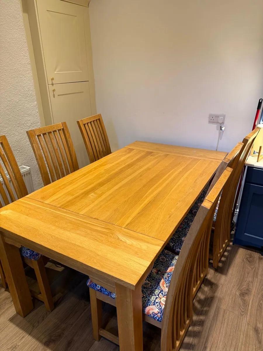 Solid oak dining table & 6 reupholstered chairs - Image 1