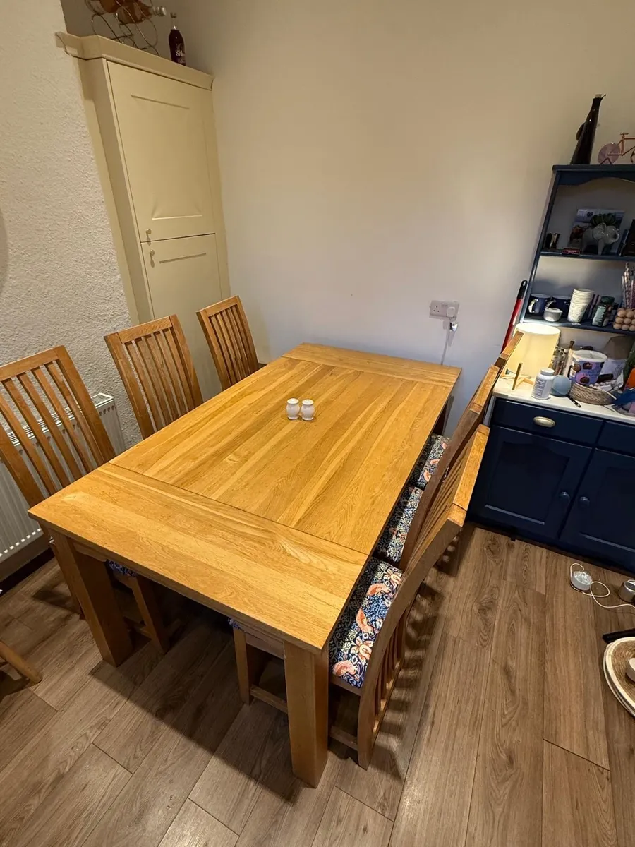 Solid oak dining table & 6 reupholstered chairs - Image 2