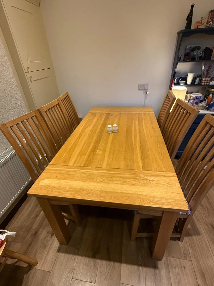 Solid oak dining table & 6 reupholstered chairs - Image 3