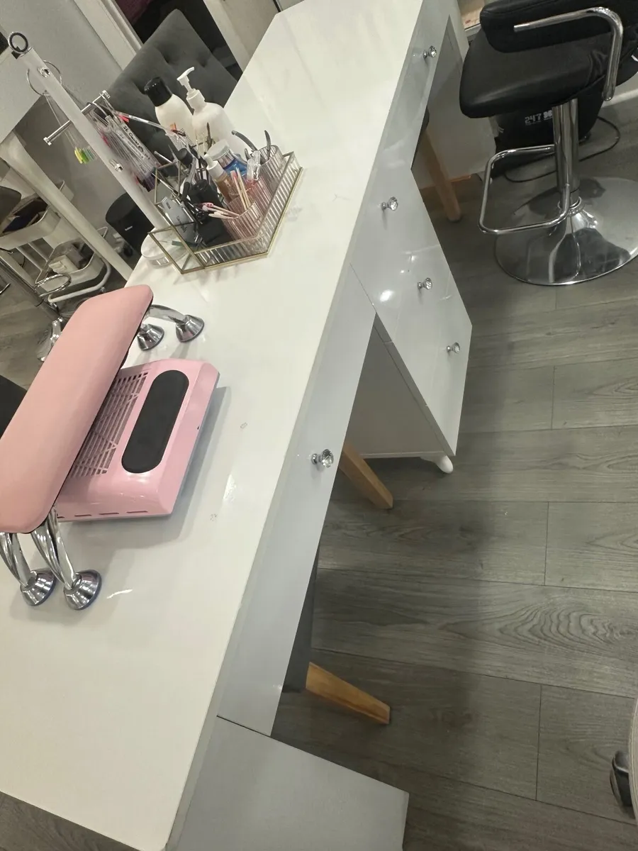 Salon equipment - Image 1