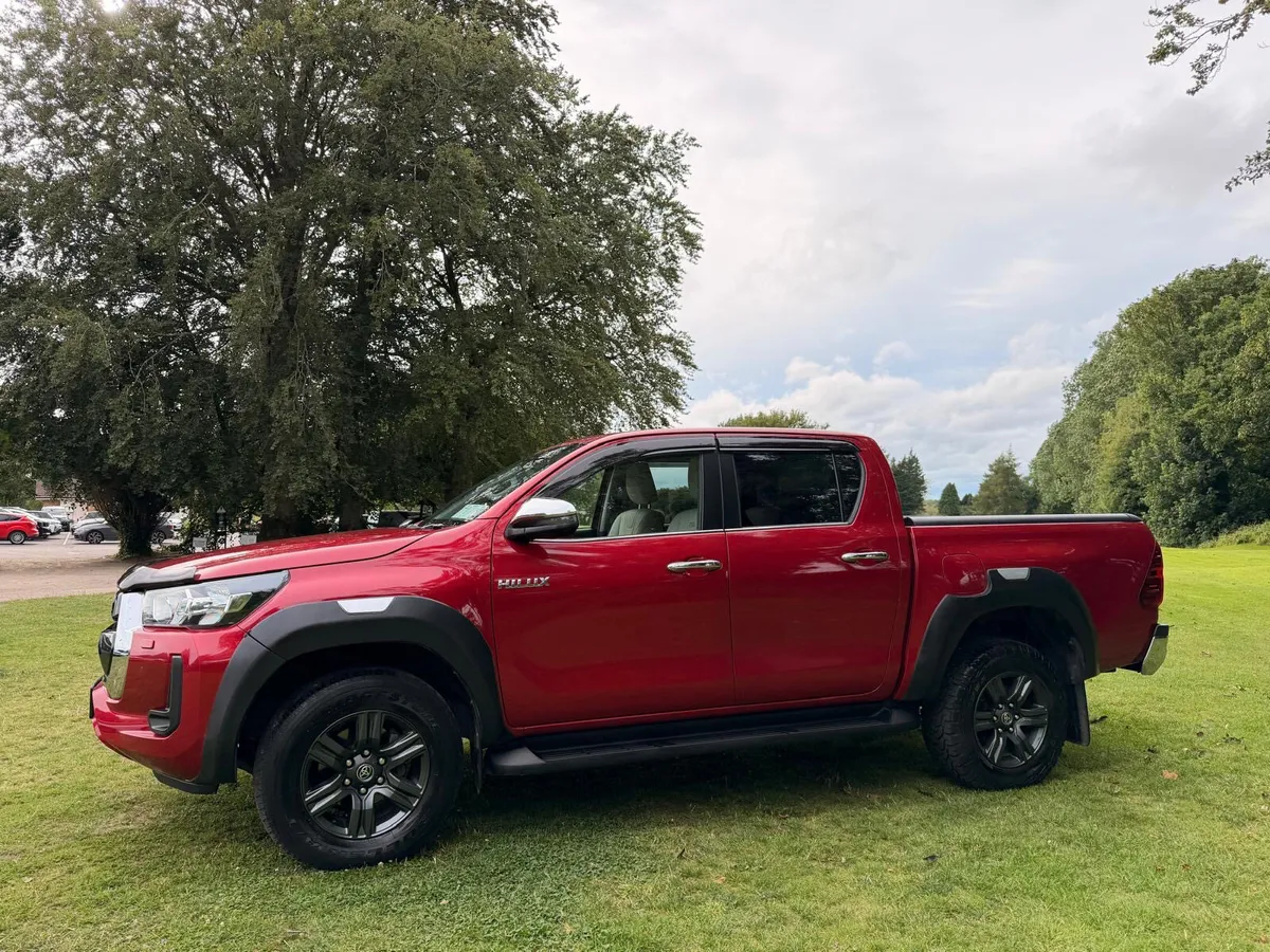 Toyota Hilux 2.8 Automatic Like New 2024 - Image 3