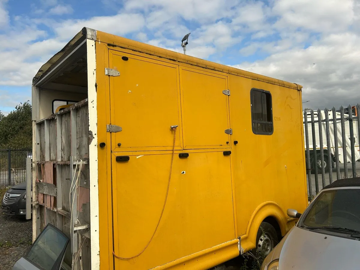 Horsebox body on galvanized chassis - Image 2