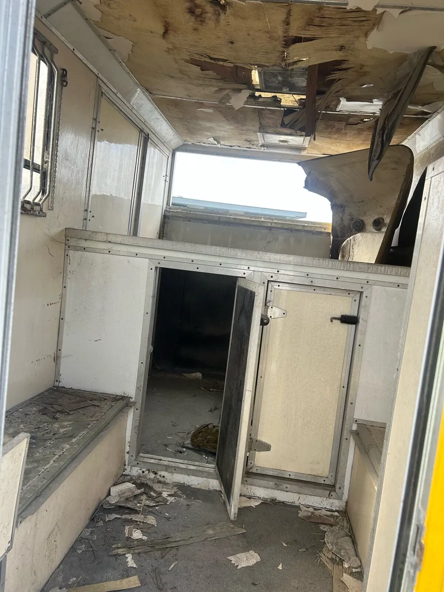 Horsebox body on galvanized chassis - Image 4