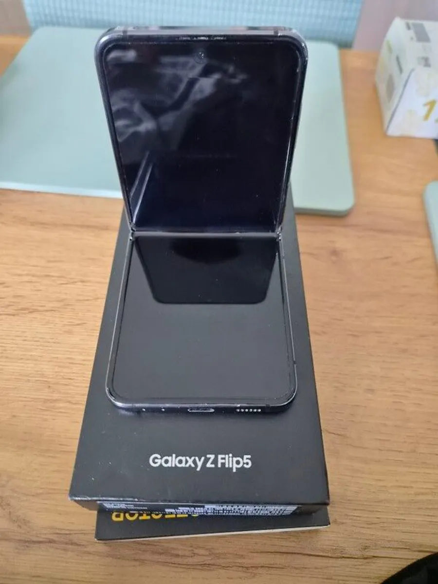 Samsung Galaxy Z Flip 5 512gb - Image 1