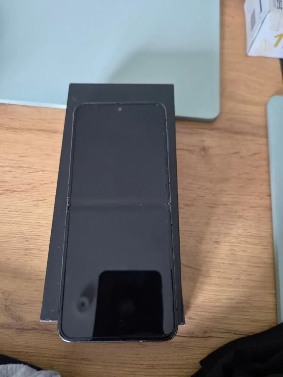 Samsung Galaxy Z Flip 5 512gb - Image 2