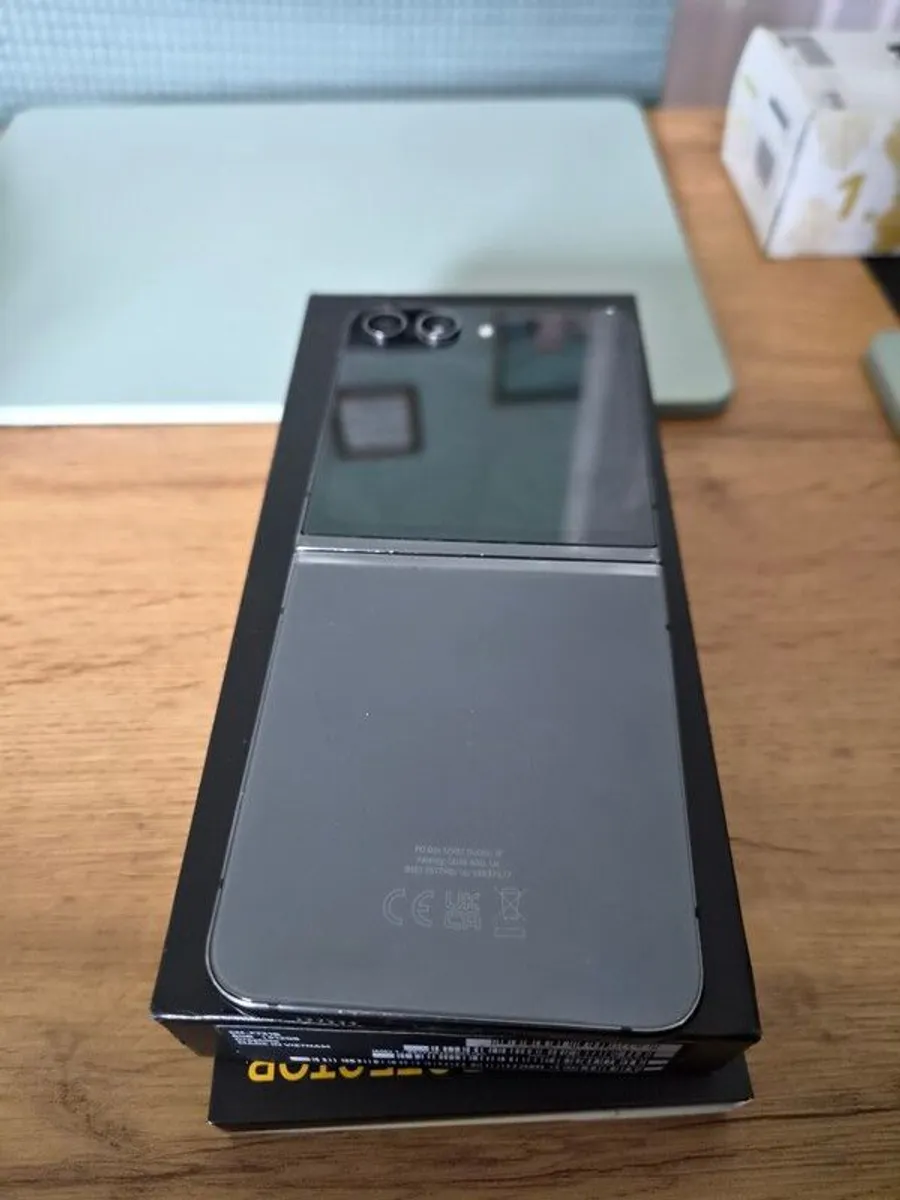 Samsung Galaxy Z Flip 5 512gb - Image 4