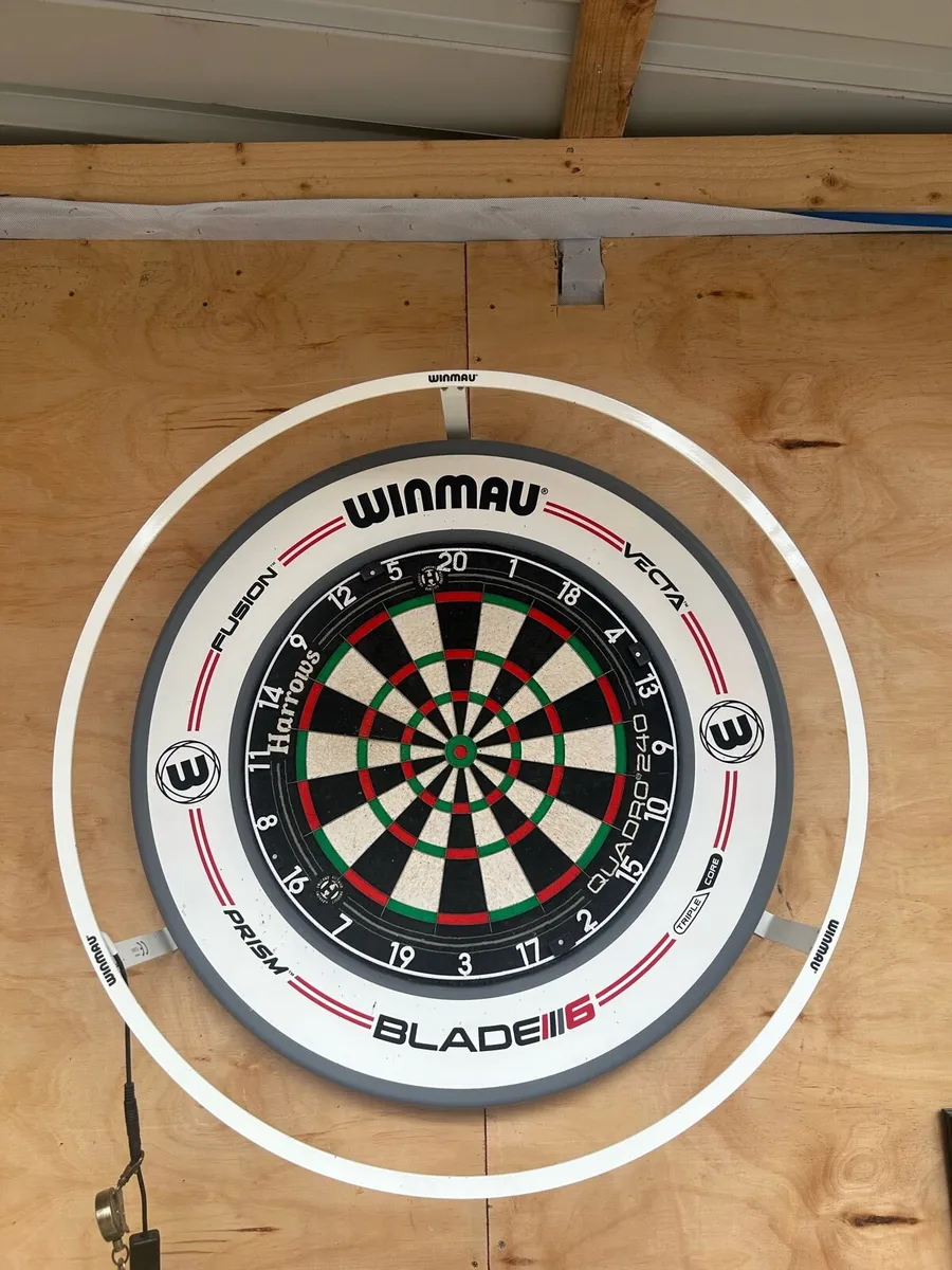 Dartboard, winmau light and winmau surround - Image 1
