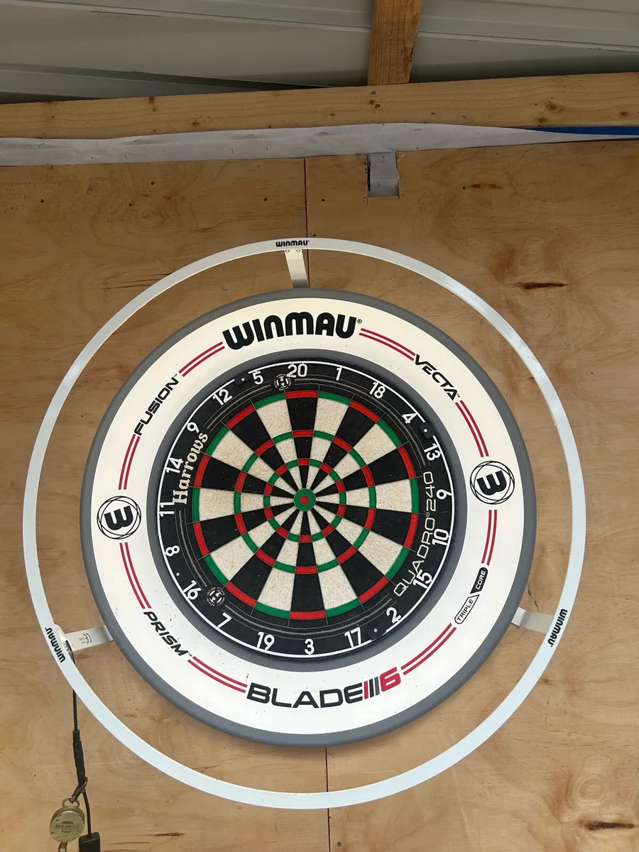 Dartboard, winmau light and winmau surround - Image 3