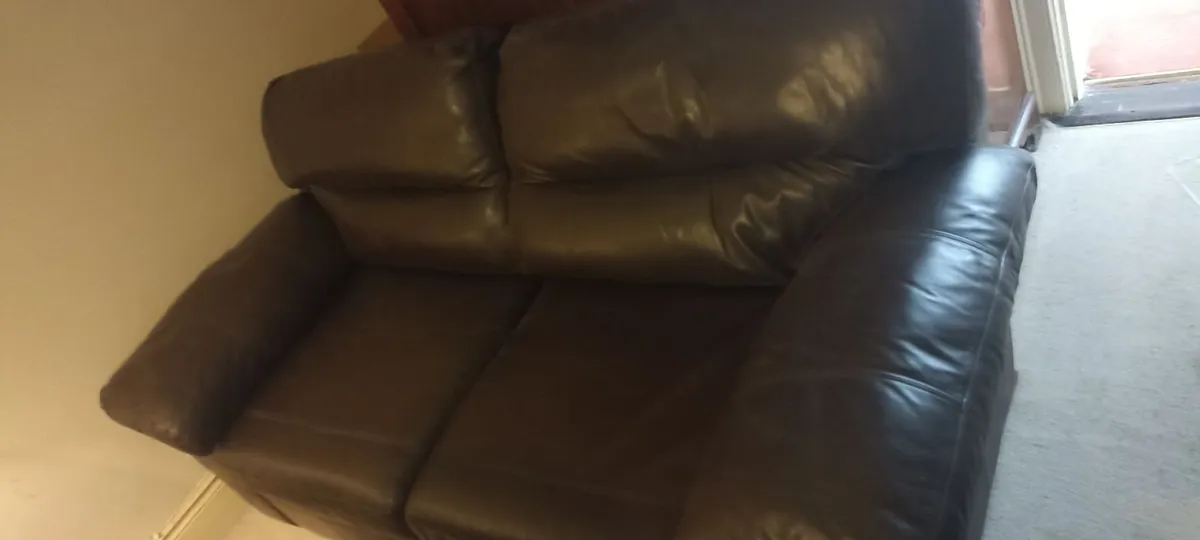 Quality Leather Two Seater Settee - Image 1